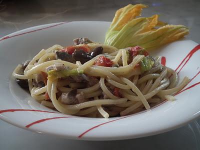 Spaghetti alla chitarra con sarde e fiori di zucca