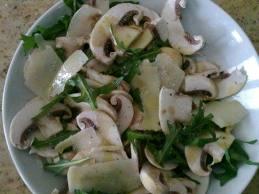 Antipasto vegetariano per san Valentino Funghi con rucola e noci