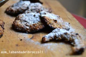 Banana crackers con semi di sesamo e mandorle