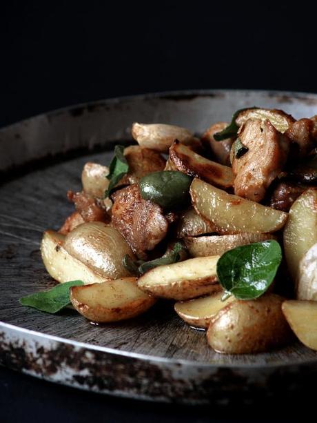 Origano fresco in foglie con salsiccia, patate novelle e olive verdi. Exit poll.