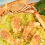 Ricette di pesce: scampi saltati con porri stufati