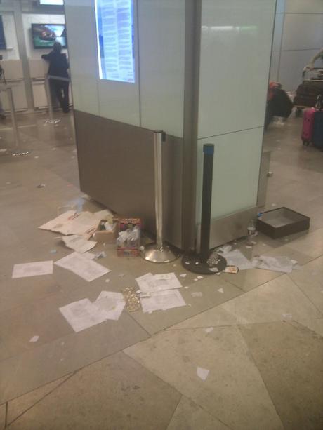 Sciopero degli addetti alle pulizie, montagne di immondizia all'aeroporto di Madrid