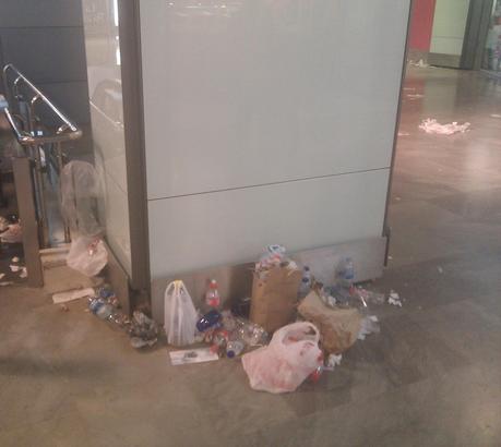 Sciopero degli addetti alle pulizie, montagne di immondizia all'aeroporto di Madrid