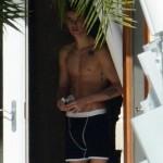 Justin Bieber mostra i suoi addominali ai paparazzi di Miami