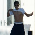 Justin Bieber mostra i suoi addominali ai paparazzi di Miami