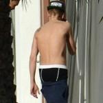 Justin Bieber mostra i suoi addominali ai paparazzi di Miami