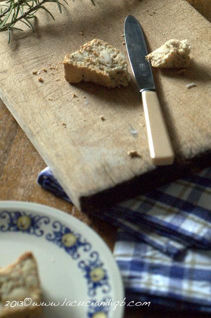 Pane di albumi con mandorle e rosmarino per due appuntamenti da non perdere