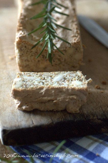 Pane di albumi con mandorle e rosmarino per due appuntamenti da non perdere