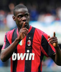 Mario Balotelli é del Milan grande colpo di Silvio Berlusconi!