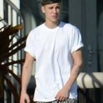 Justin Bieber si sistema le “parti basse”: le foto