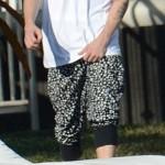 Justin Bieber si sistema le “parti basse”: le foto