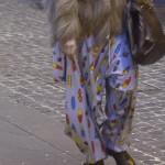 Paola Barale, shopping a Roma con i calzoni da clown (foto)