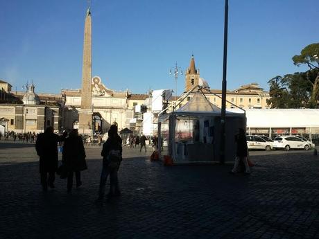 A Piazza del Popolo la bancarella più brutta è quella del merchandising ufficiale del Comune. Vabeh, ma rinunciamoci dai...