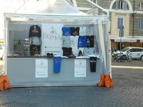 A Piazza del Popolo la bancarella più brutta è quella del merchandising ufficiale del Comune. Vabeh, ma rinunciamoci dai...