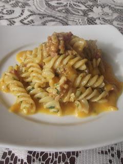 Dolcetti di cocco. Fusilli speck,noci e zucca e la Paresi