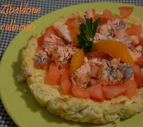 Torta di miglio con salmone, pomodori ed arancia