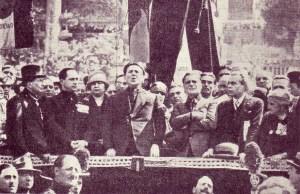 Edmondo_Rossoni_in_Piazza_del_Popolo_a_Roma_annuncia_la_promulgazione_della_Carta_del_Lavoro