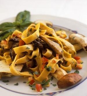 primi piatti,primi,tagliatelle,pasta,funghi,prosciutto,ricetta