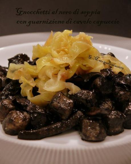 Nero su Bianco con un tocco di verde per gli Gnocchetti al nero di seppia con Guarnizione di cavolo cappuccio...E questa sera cucina lui!