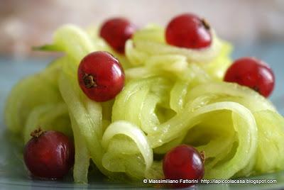 Un ottimo crudo di pesce: filetti di triglie di scoglio alla salvia ananas marinate con vinaigrette all'aceto di mele e sale alle alghe con julienne di cetriolo con melograno e salvia ananas