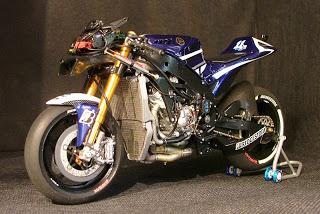 YAMAHA-'11 YZR-M1 (J. Lorenzo)