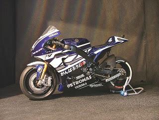 YAMAHA-'11 YZR-M1 (J. Lorenzo)