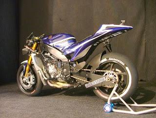 YAMAHA-'11 YZR-M1 (J. Lorenzo)