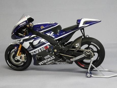 YAMAHA-'11 YZR-M1 (J. Lorenzo)