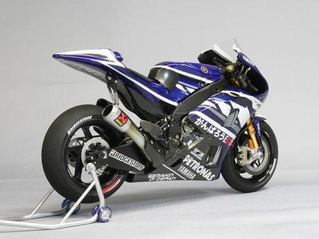 YAMAHA-'11 YZR-M1 (J. Lorenzo)