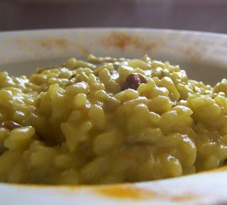 Risotto allo zafferano con carciofi e pancetta