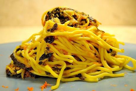 Spaghettoni freschi con verdure saltate in succo d'arancia