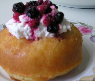 Piccoli savarin ai frutti di bosco