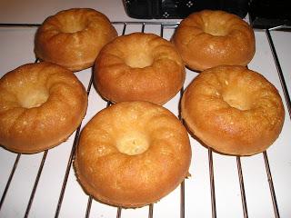 Piccoli savarin ai frutti di bosco