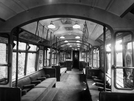 Gli interni di un vagone della metropolitana interamente in acciaio, nel 1920 circa. (Topical Press Agency/Getty Images)