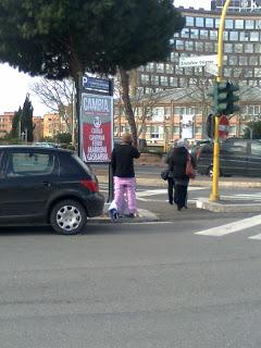 TRIPUDIO DI CACIOTTAGGINE ELETTORALE: ABUSIVO IN NERO INCARTA COMPLETAMENTE LA SEDE DELLA REGIONE LAZIO!