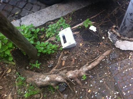 Ehi tu, sei ancora convinto di aver investito bene il tuo miliardino del vecchio conio per comprarti l'appartamento nella fogna di Monteverde? Queste foto in giusto 300 metri di strada. Il resto è peggio