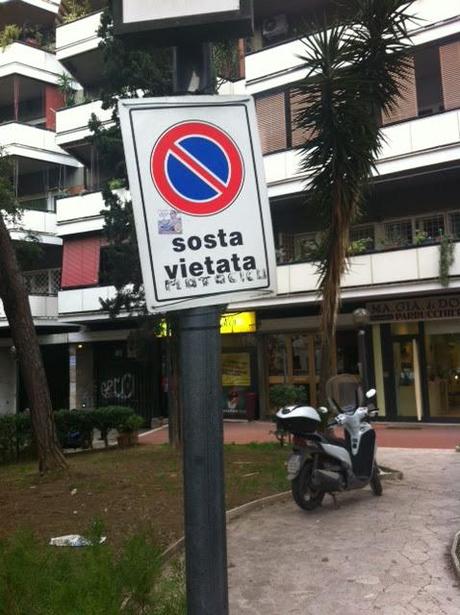 Ehi tu, sei ancora convinto di aver investito bene il tuo miliardino del vecchio conio per comprarti l'appartamento nella fogna di Monteverde? Queste foto in giusto 300 metri di strada. Il resto è peggio