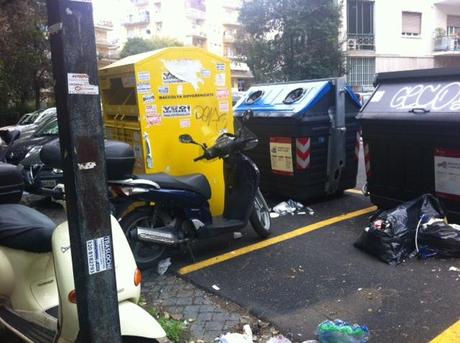 Ehi tu, sei ancora convinto di aver investito bene il tuo miliardino del vecchio conio per comprarti l'appartamento nella fogna di Monteverde? Queste foto in giusto 300 metri di strada. Il resto è peggio