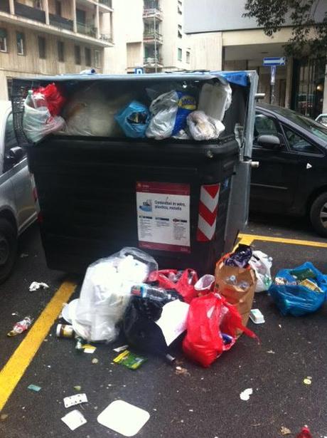 Ehi tu, sei ancora convinto di aver investito bene il tuo miliardino del vecchio conio per comprarti l'appartamento nella fogna di Monteverde? Queste foto in giusto 300 metri di strada. Il resto è peggio