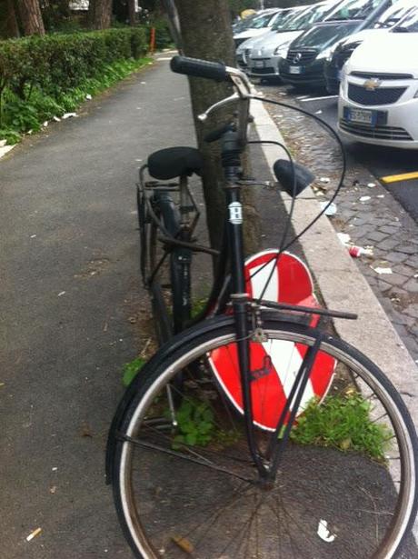 Ehi tu, sei ancora convinto di aver investito bene il tuo miliardino del vecchio conio per comprarti l'appartamento nella fogna di Monteverde? Queste foto in giusto 300 metri di strada. Il resto è peggio