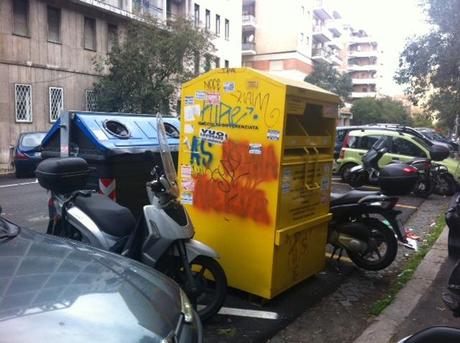 Ehi tu, sei ancora convinto di aver investito bene il tuo miliardino del vecchio conio per comprarti l'appartamento nella fogna di Monteverde? Queste foto in giusto 300 metri di strada. Il resto è peggio