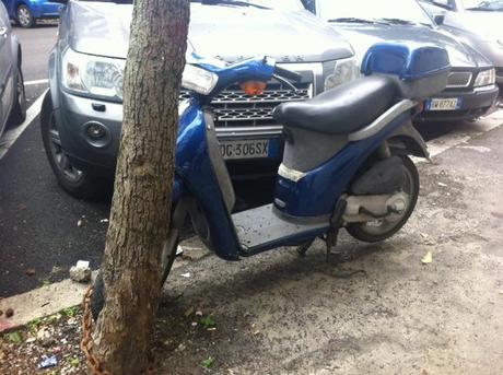 Ehi tu, sei ancora convinto di aver investito bene il tuo miliardino del vecchio conio per comprarti l'appartamento nella fogna di Monteverde? Queste foto in giusto 300 metri di strada. Il resto è peggio