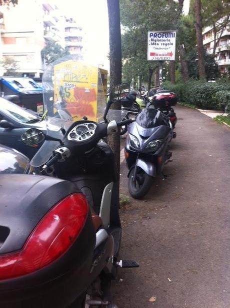 Ehi tu, sei ancora convinto di aver investito bene il tuo miliardino del vecchio conio per comprarti l'appartamento nella fogna di Monteverde? Queste foto in giusto 300 metri di strada. Il resto è peggio