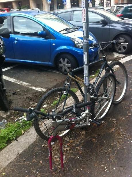 Ehi tu, sei ancora convinto di aver investito bene il tuo miliardino del vecchio conio per comprarti l'appartamento nella fogna di Monteverde? Queste foto in giusto 300 metri di strada. Il resto è peggio