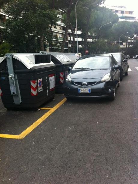 Ehi tu, sei ancora convinto di aver investito bene il tuo miliardino del vecchio conio per comprarti l'appartamento nella fogna di Monteverde? Queste foto in giusto 300 metri di strada. Il resto è peggio