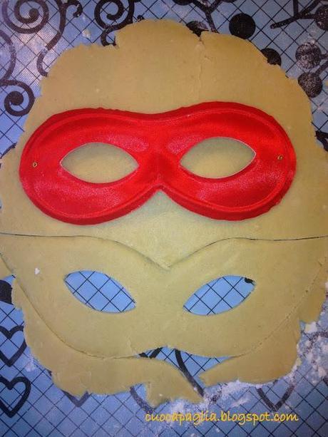 MASCHERE di CARNEVALE: BISCOTTO E CIOCCOLATO PLASTICO MASCHERE di CARNEVALE: BISCOTTO E CIOCCOLATO PLASTICO