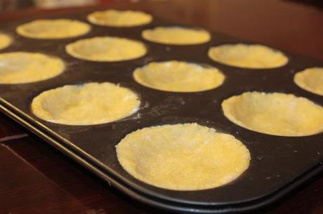 Crostatine con burro d’arachidi e glassa al cioccolato fondente e… yogurt