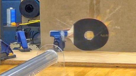 Pallina di ping pong sparata da un’arma ad aria compressa a 1448km/h