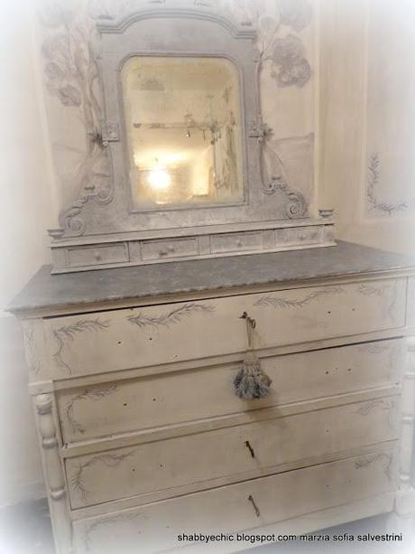 Come trasformare in perfetto Gustaviano il cassettone della Nonna