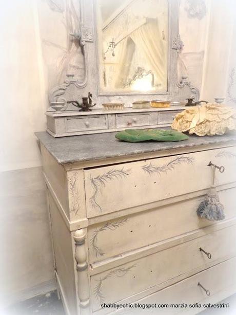 Come trasformare in perfetto Gustaviano il cassettone della Nonna